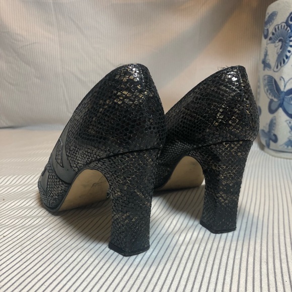 Navy leather slip on heels by Cara Molina España. - Picture 5 of 16